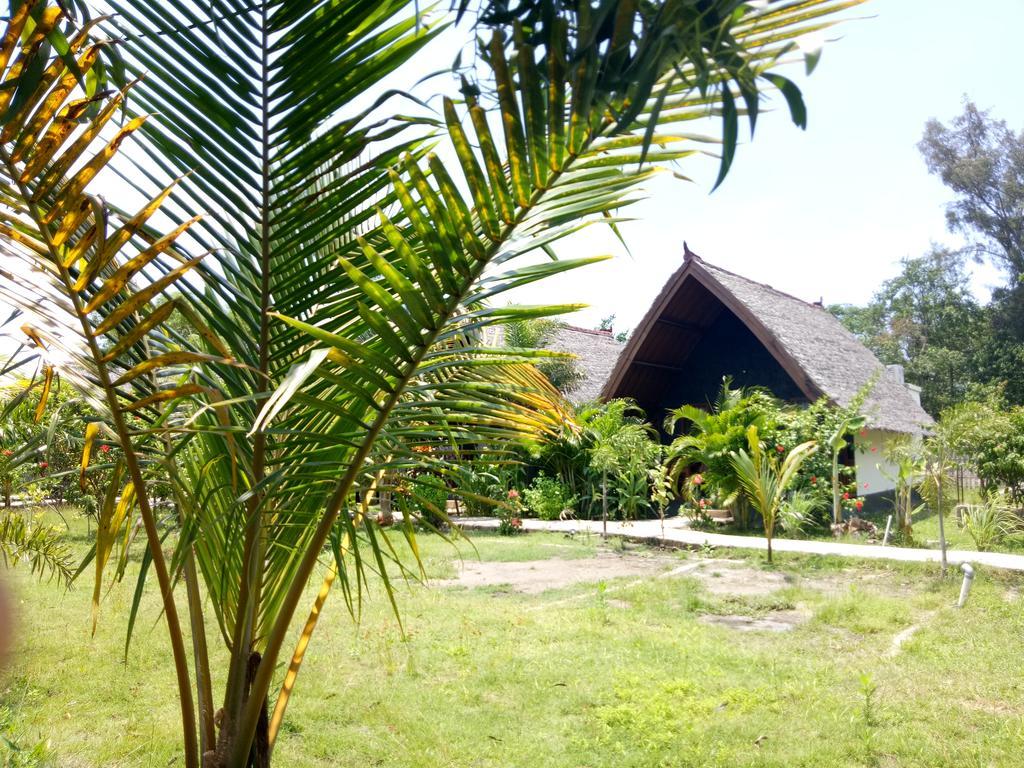 Rose Bungalow Hotel Pemenang Exterior photo