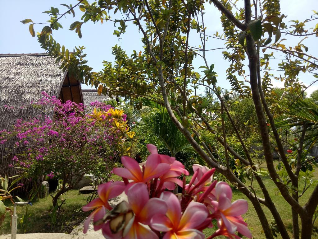 Rose Bungalow Hotel Pemenang Exterior photo